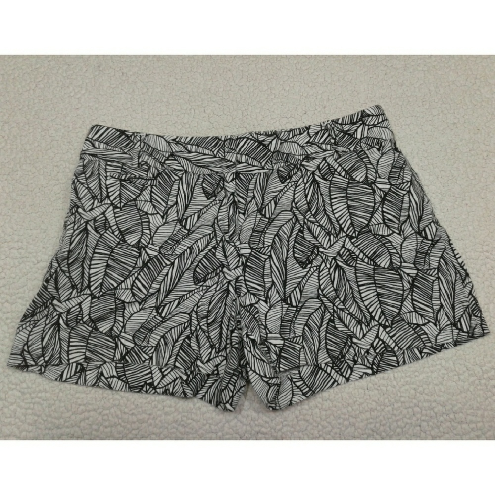 ANN TAYLOR LOFT BLACK White leaf print shorts SZ 4